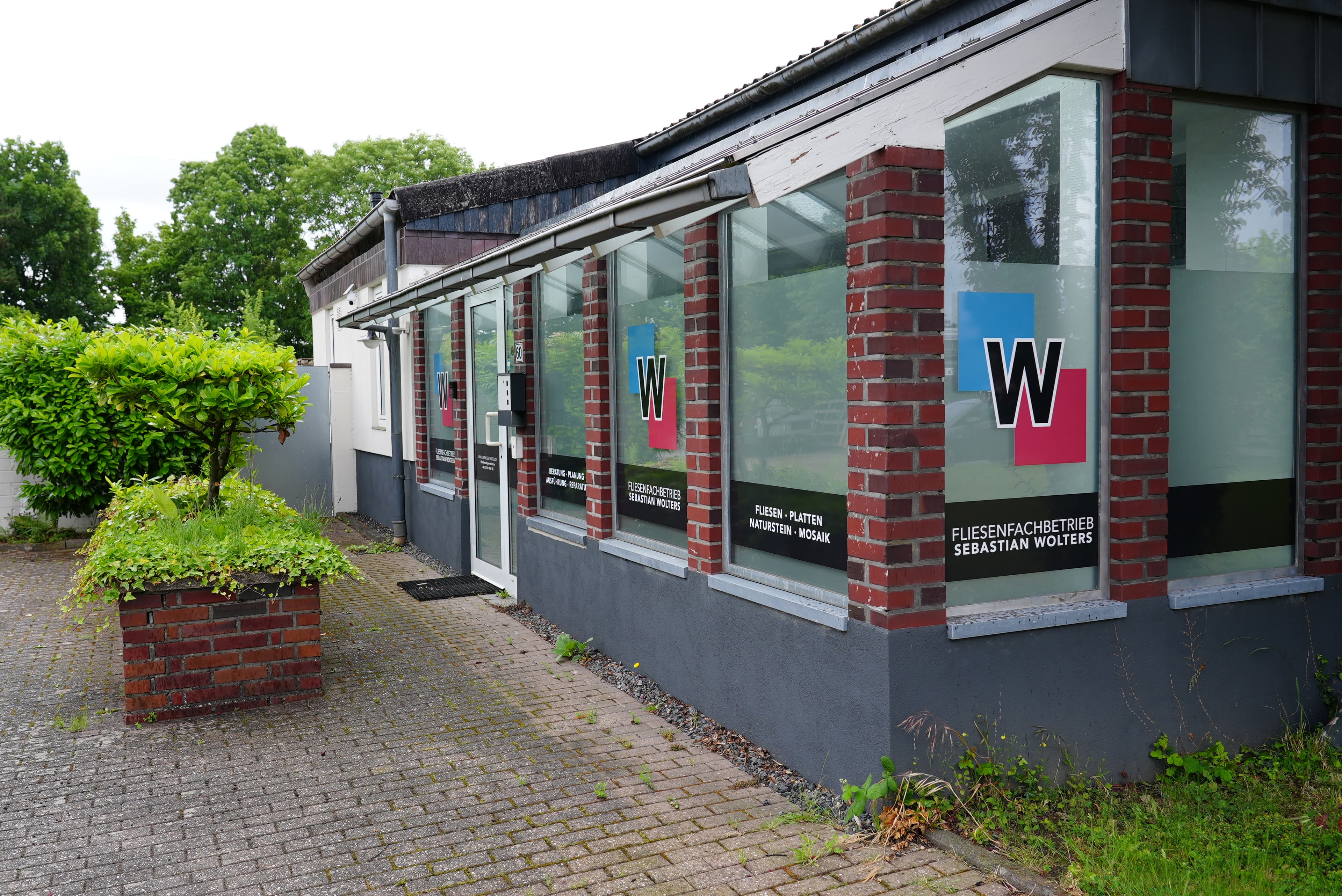 Fliesenleger Sebastian Wolters bei der Arbeit